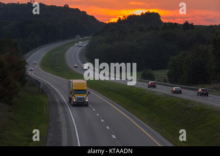 AUTOMOTIVE VERKEHR AUTOBAHN 80 JEFFERSON COUNTY PENNSYLVANIA USA Stockfoto