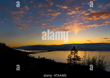 Ein Blick auf einen wunderschönen Sonnenaufgang über der Brücke über den Okanagan Lake zwischen West Kelowna und Kelowna Brititsh Columbia Kanada mit Blick auf die in der f Stockfoto