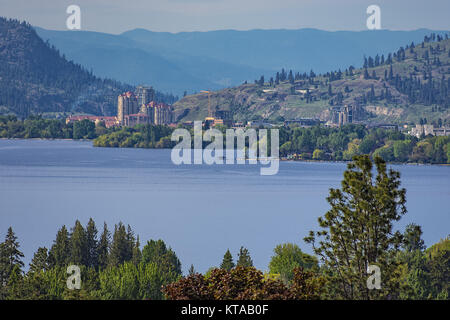 Kelowna Skyline und Okanagan See Kelowna British Columbia Kanada mit Bäumen im Vordergrund. Stockfoto