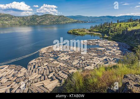 Anmelden Ausleger Okanagan See mit Kelowna British Columbia Kanada im Hintergrund an einem Sommertag Stockfoto