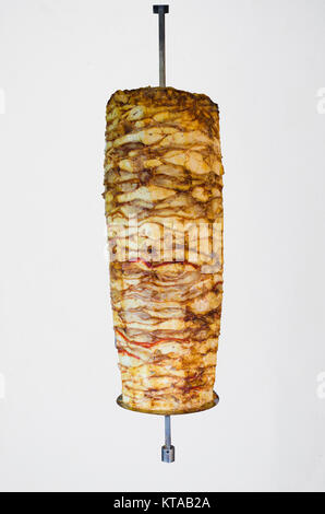 Gegrillte isoliert aufgespießt Huhn auf Spit eine traditionelle Fleisch rasiert innen Kebab Sandwich serviert. Stockfoto