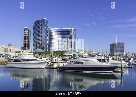 SAN DIEGO, CLAIFORNIA USA - NOVEMBER 5, 2017: Luxus Yachten in Embarcadero Marina in der Nähe von Seaport Village in San Diego Bay mit den San Diego Skyline und Stockfoto