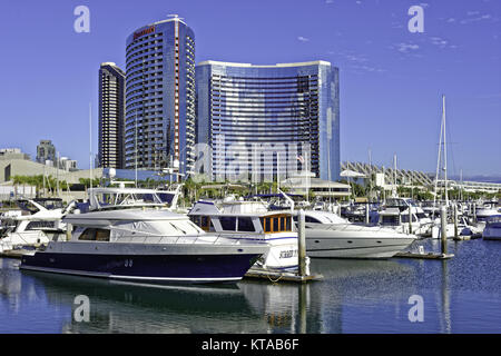 SAN DIEGO, CLAIFORNIA USA - NOVEMBER 5, 2017: Luxus Yachten in Embarcadero Marina in der Nähe von Seaport Village in San Diego Bay mit den San Diego Skyline und Stockfoto