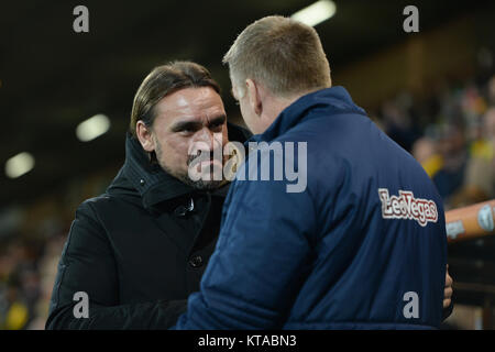 Norwich City Manager Daniel Farke (links) und Brentford manager Dean Smith während der Sky Bet Championship Match an der Carrow Road, Norwich. Stockfoto