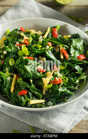 Hausgemachte Organic Green Collard Greens mit Pfeffer und Ingwer Stockfoto