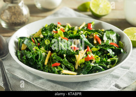 Hausgemachte Organic Green Collard Greens mit Pfeffer und Ingwer Stockfoto