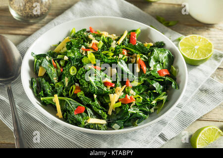 Hausgemachte Organic Green Collard Greens mit Pfeffer und Ingwer Stockfoto