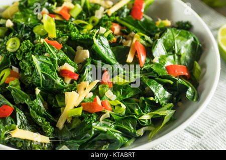 Hausgemachte Organic Green Collard Greens mit Pfeffer und Ingwer Stockfoto
