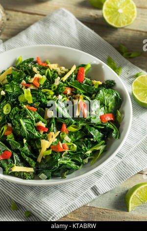 Hausgemachte Organic Green Collard Greens mit Pfeffer und Ingwer Stockfoto