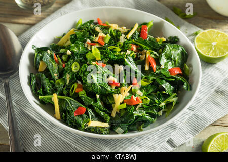 Hausgemachte Organic Green Collard Greens mit Pfeffer und Ingwer Stockfoto