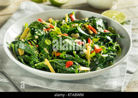 Hausgemachte Organic Green Collard Greens mit Pfeffer und Ingwer Stockfoto