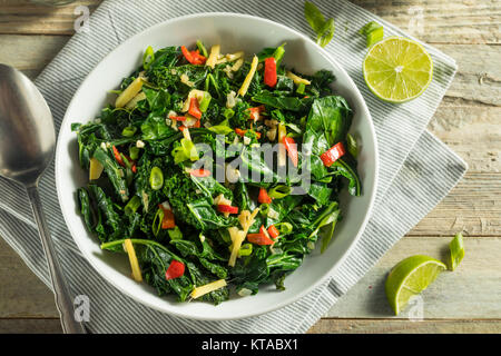Hausgemachte Organic Green Collard Greens mit Pfeffer und Ingwer Stockfoto