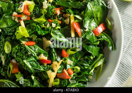 Hausgemachte Organic Green Collard Greens mit Pfeffer und Ingwer Stockfoto