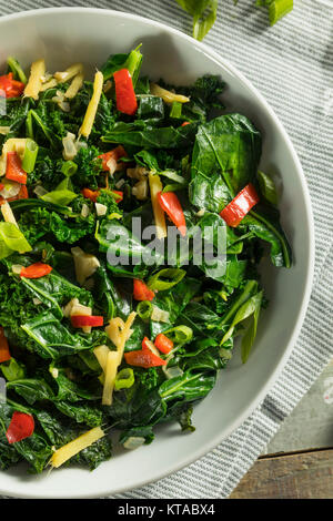 Hausgemachte Organic Green Collard Greens mit Pfeffer und Ingwer Stockfoto