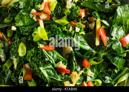 Hausgemachte Organic Green Collard Greens mit Pfeffer und Ingwer Stockfoto