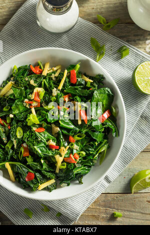 Hausgemachte Organic Green Collard Greens mit Pfeffer und Ingwer Stockfoto