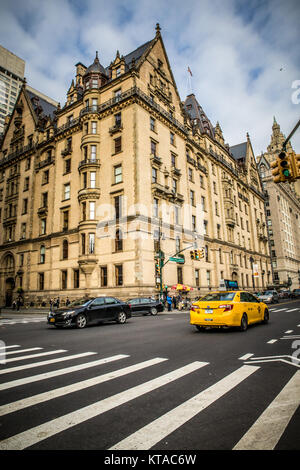 NEW YORK CITY - 12. NOVEMBER 2017: Blick auf die Wahrzeichen der Dakota Luxus Apartment Gebäude und ehemalige Haus von John Lennon, vom Central Park West gesehen. Stockfoto
