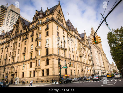 NEW YORK CITY - 12. NOVEMBER 2017: Blick auf die Wahrzeichen der Dakota Luxus Apartment Gebäude und ehemalige Haus von John Lennon, vom Central Park West gesehen. Stockfoto