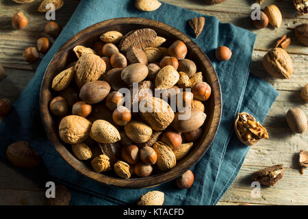 Ganze geschälte Bio gemischte Nüsse mit Walnüssen und Mandeln Pekannüsse Filberts Stockfoto