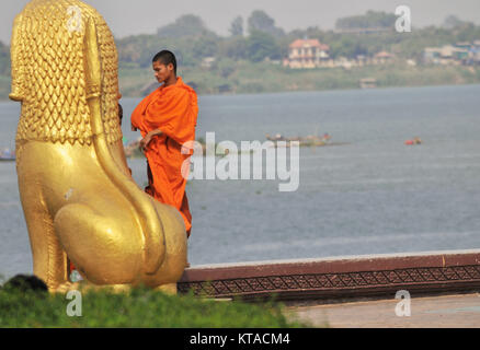 Buddhistischer Mönch am Fluss Stockfoto