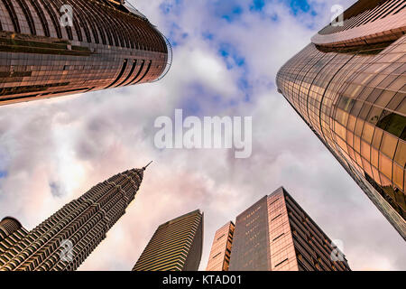 Am späten Nachmittag Sonne leuchtet, Petronas Twin Tower #2 und angrenzende Gebäude mit goldenen und kupferfarbenen Licht. Kuala Lumpur, Malaysia. Stockfoto