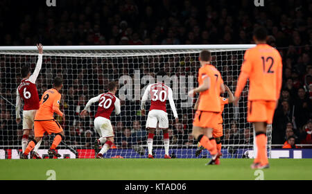 Liverpools Roberto Firmino (Zweite links) und Kerben dritten Ziel seiner Seite des Spiels während der Premier League Match im Emirates Stadium, London. Stockfoto