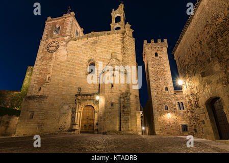 Kirche von San Mateo Pfarrei in Ciudad Monumental, Caceres, Spanien bei Nacht Stockfoto