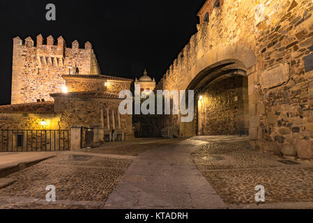 Gepflasterten Straße führt in die Ciudad Monumental, Caceres, Spanien mit Turm Bujaco auf der linken Seite Stockfoto