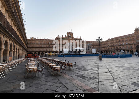 Am frühen Morgen Blick auf die Plaza Mayor in Salamanca, Spanien, Setup für ein Konzert Stockfoto