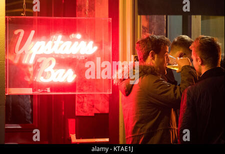 Nachtschwärmer in London am "Black Eye Friday" oder "Mad Friday", während die Menschen im ganzen Land den Beginn der Weihnachtspause mit Bars, Pubs und Clubs feiern. Stockfoto