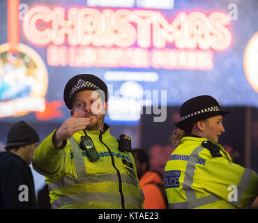 Die Polizei in London auf "schwarzes Auge Freitag" oder "Mad Freitag" als Menschen im ganzen Land feiern den Beginn der Weihnachtspause durch Drücken von Bars, Pubs und Clubs. Stockfoto