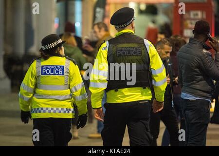 Die Polizei ist am Black Eye Friday oder Mad Friday im Zentrum von London im Einsatz, während die Menschen im ganzen Land den Beginn der Weihnachtspause feiern, indem sie Bars, Pubs und Clubs treffen. Stockfoto