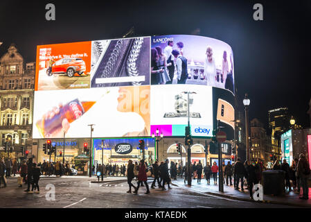 Piccadilly Circus mit iconic Werbetafeln in London bei Nacht, England, Großbritannien Stockfoto