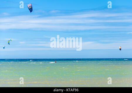 Cumbuco, Brasilien, May 9, 2017: Strand in Cumbuco am Ceara Zustand mit mehreren Kitesurfen sport Leute Stockfoto