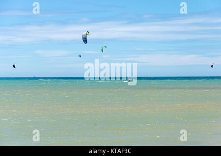Cumbuco, Brasilien, May 9, 2017: Panoramablick mit vielen Menschen zu tun Kitesurfen am Strand von Cumbuco Stockfoto