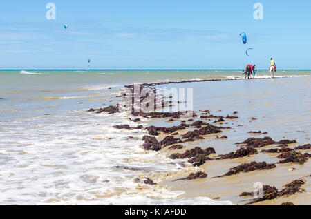 Cumbuco, Brasilien, May 9, 2017: Pferde reitet für Autovermietung in Cumbuco White Sand Beach in Brasilien Stockfoto