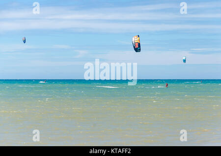 Cumbuco, Brasilien, May 9, 2017: Panoramablick mit vielen Menschen zu tun Kitesurfen am Strand von Cumbuco Stockfoto