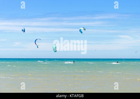 Cumbuco, Brasilien, May 9, 2017: Panoramablick mit vielen Menschen zu tun Kitesurfen am Strand von Cumbuco Stockfoto