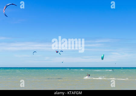 Cumbuco, Brasilien, May 9, 2017: Panoramablick mit vielen Menschen zu tun Kitesurfen am Strand von Cumbuco Stockfoto