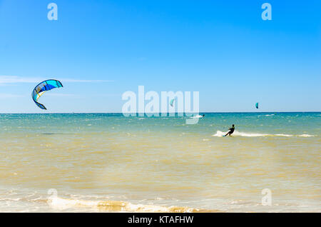 Cumbuco, Brasilien, May 9, 2017: Strand in Cumbuco am Ceara Zustand mit mehreren Kitesurfen sport Leute Stockfoto