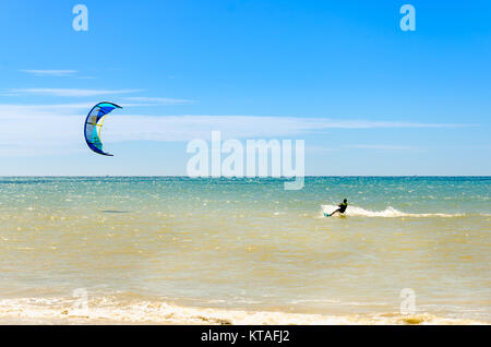 Cumbuco, Brasilien, May 9, 2017: Strand in Cumbuco am Ceara Zustand mit mehreren Kitesurfen sport Leute Stockfoto