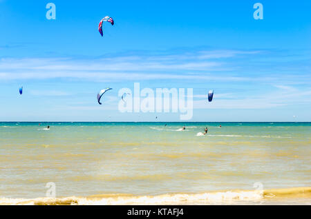 Cumbuco, Brasilien, May 9, 2017: Panoramablick mit vielen Menschen zu tun Kitesurfen am Strand von Cumbuco Stockfoto