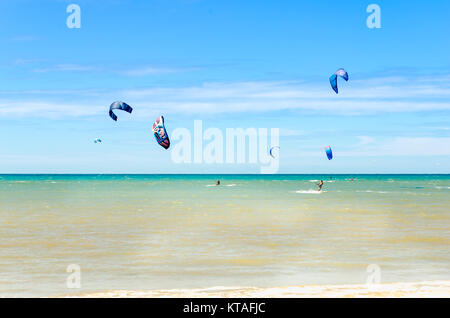 Cumbuco, Brasilien, May 9, 2017: Panoramablick mit vielen Menschen zu tun Kitesurfen am Strand von Cumbuco Stockfoto