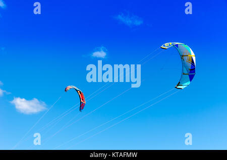 Cumbuco, Brasilien, May 9, 2017: Paar kitesurfen Schließen oben an der strahlend blaue Himmel Hintergrund Stockfoto