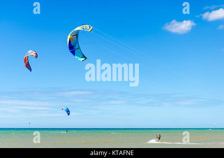 Cumbuco, Brasilien, May 9, 2017: Strand in Cumbuco am Ceara Zustand mit mehreren Kitesurfen sport Leute Stockfoto