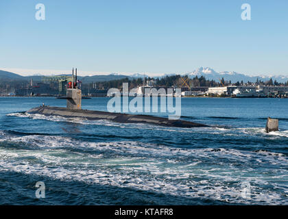 BREMERTON, Washington (31. 11, 2017) der Los Angeles-Klasse schnell-Angriffs-U-Boot USS Jacksonville (SSN 699) kommt beim Naval Base Kitsap-Bremerton seine Inaktivierung Prozess zu beginnen. Jacksonville zog ihre homeport von Pearl Harbor, Hawaii, für das letzte Mal, Dez. 4, 2017 den Weg nach Bremerton, Washington (USA zu machen Marine Stockfoto