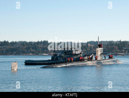 BREMERTON, Washington (31. 11, 2017) der Los Angeles-Klasse schnell-Angriffs-U-Boot USS Jacksonville (SSN 699) kommt beim Naval Base Kitsap-Bremerton seine Inaktivierung zu beginnen und Stilllegung. Jacksonville zog ihre homeport von Pearl Harbor, Hawaii, für das letzte Mal, Dez. 4, 2017 den Weg nach Bremerton, Washington (USA zu machen Marine Stockfoto