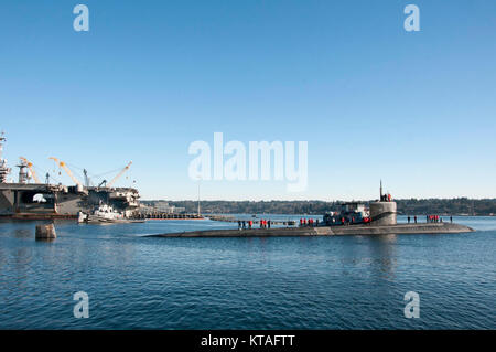 BREMERTON, Washington (31. 11, 2017) der Los Angeles-Klasse schnell-Angriffs-U-Boot USS Jacksonville (SSN 699) kommt beim Naval Base Kitsap-Bremerton seine Inaktivierung zu beginnen und Stilllegung. Jacksonville zog ihre homeport von Pearl Harbor, Hawaii, für das letzte Mal, Dez. 4, 2017 den Weg nach Bremerton, Washington (USA zu machen Marine Stockfoto