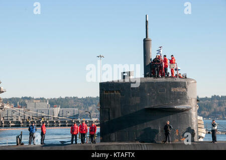 BREMERTON, Washington (31. 11, 2017) der Los Angeles-Klasse schnell-Angriffs-U-Boot USS Jacksonville (SSN 699) kommt beim Naval Base Kitsap-Bremerton seine Inaktivierung zu beginnen und Stilllegung. Jacksonville zog ihre homeport von Pearl Harbor, Hawaii, für das letzte Mal, Dez. 4, 2017 den Weg nach Bremerton, Washington (USA zu machen Marine Stockfoto