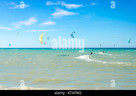 Cumbuco, Brasilien, May 9, 2017: Panoramablick mit vielen Menschen zu tun Kitesurfen am Strand von Cumbuco Stockfoto